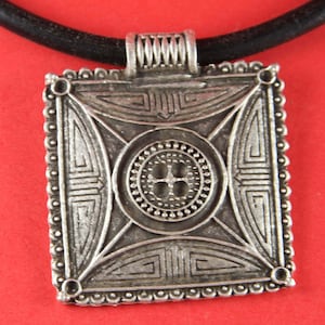 0147&gt;&gt; MADE IN EUROPE large silver pendant, ethnic pendant, tribal pendant (B1769AS)Qty1