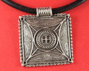 0147>> MADE IN EUROPE large silver pendant, ethnic pendant, tribal pendant (B1769AS)Qty1