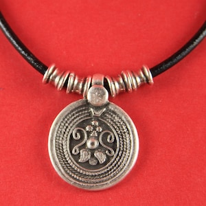 0153&gt;&gt;MADE in EUROPE round silver pendant, ethnic round pendant, tribal round pendant (X670AS) Qty1