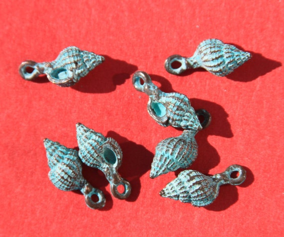 1/1 MADE IN GREECE, 5 mykonos conch shells, green patina conch shell charm, green patina pendant, mykonos charm,  (X4310acg) Qty5