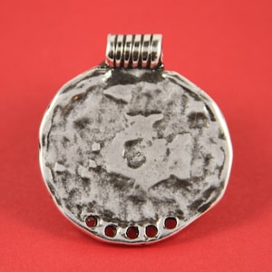 0065&gt;&gt;MADE in EUROPE zamak large pendant, large round pendant with holes, hammered large disk pendant (ABLZ15) qty1