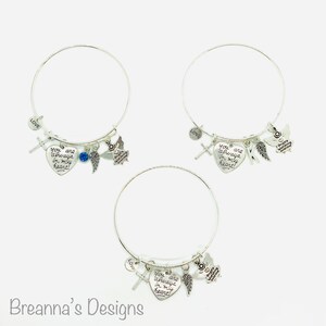 Peut inclure: Trois bracelets en argent avec des breloques. Chaque bracelet est orn&eacute; d'un pendentif en forme de c&oelig;ur avec le texte "You are always in my heart!" Les breloques comprennent une croix, un strass bleu, une aile d'ange et un petit pendentif ange.