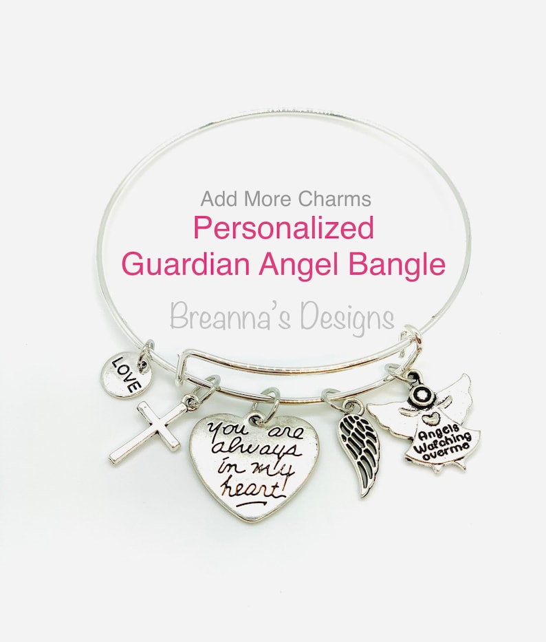 Peut inclure: Bracelet en argent avec un charme en forme de c&oelig;ur qui dit "You are always in my heart!" et d'autres charmes, dont une croix, une aile et un ange avec le texte "Angels Watching Over Me".