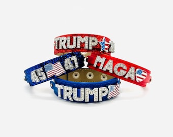 以下が含まれることがあります： ラインストーンとアメリカ国旗のチャームが付いた革製のブレスレットが4つ。ブレスレットには「TRUMP」、「45 47」、「MAGA」、「TRUMP」と書いてあります。