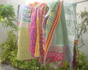 Vintage Kantha-Steppdecke: Handgefertigte, wendbare indische Decke
