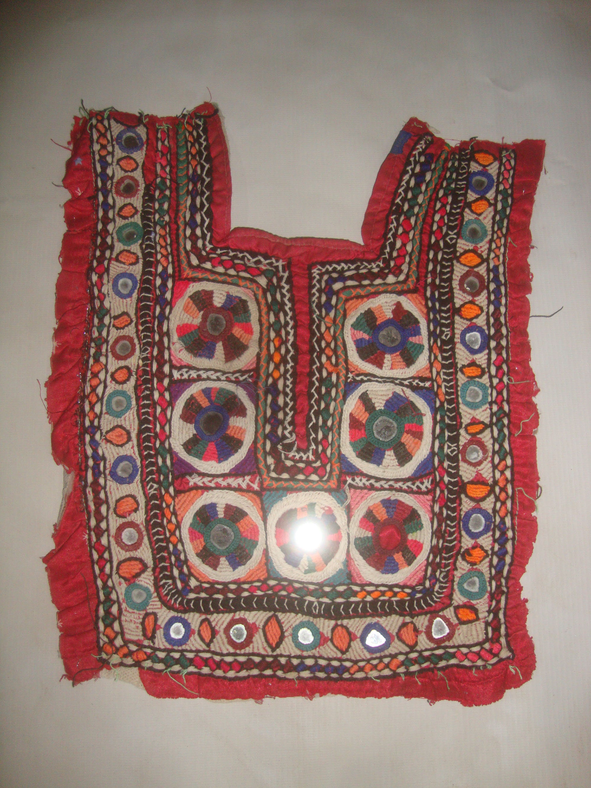 Yugo Banjara, parches Banjara, yugo de cuello vintage, vestido boutique afgano Moda femenina tribal Patrón de patchwork Diseño de bordado de cuello