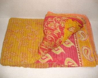 ヴィンテージ スジャニ カンタ キルト：手刺繍の花柄コットンスロー