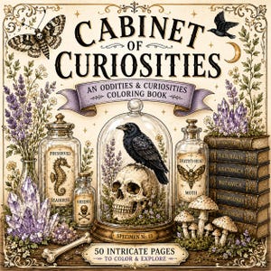 Może przedstawiać: Kolorowanka zatytułowana Cabinet of Curiosities przedstawiająca czarnego kruka na ludzkiej czaszce pod szklanym kloszem, otoczona słoikami z etykietami takimi jak Preserved Seahorse, Arsenic i Death's-Head Moth, kryształami oraz starymi książkami.
