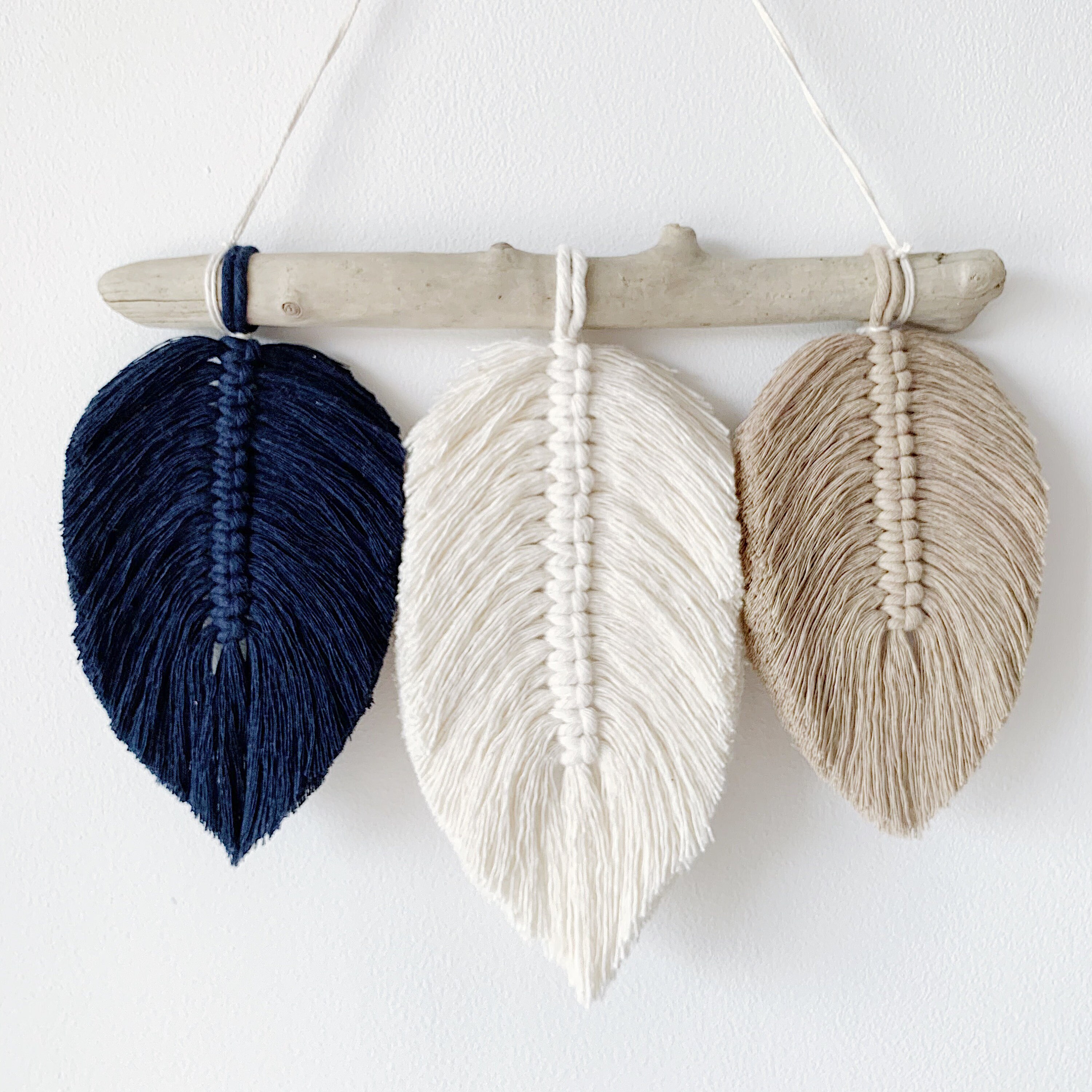 Tenture Murale Plumes en Macramé Style Boho- Tapisserie Décoration Coton à Suspendre Couleur- Frange