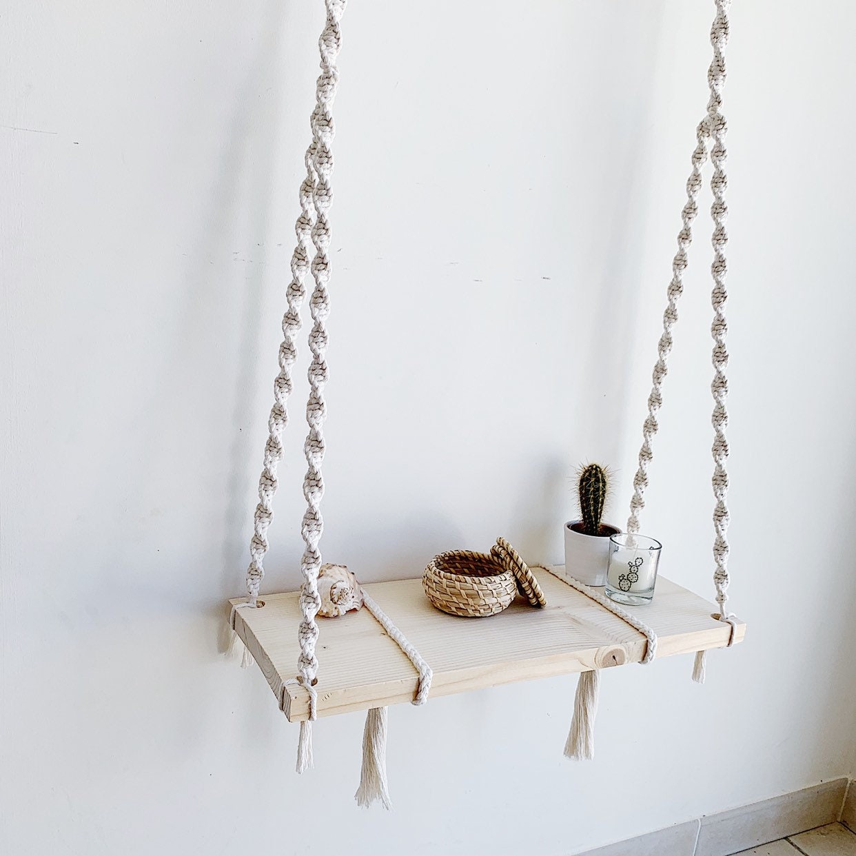 Balançoire Décoration Étagères à Suspendre en Macramé. Decoration Bohème Hippie Chic Bois et Coton. 