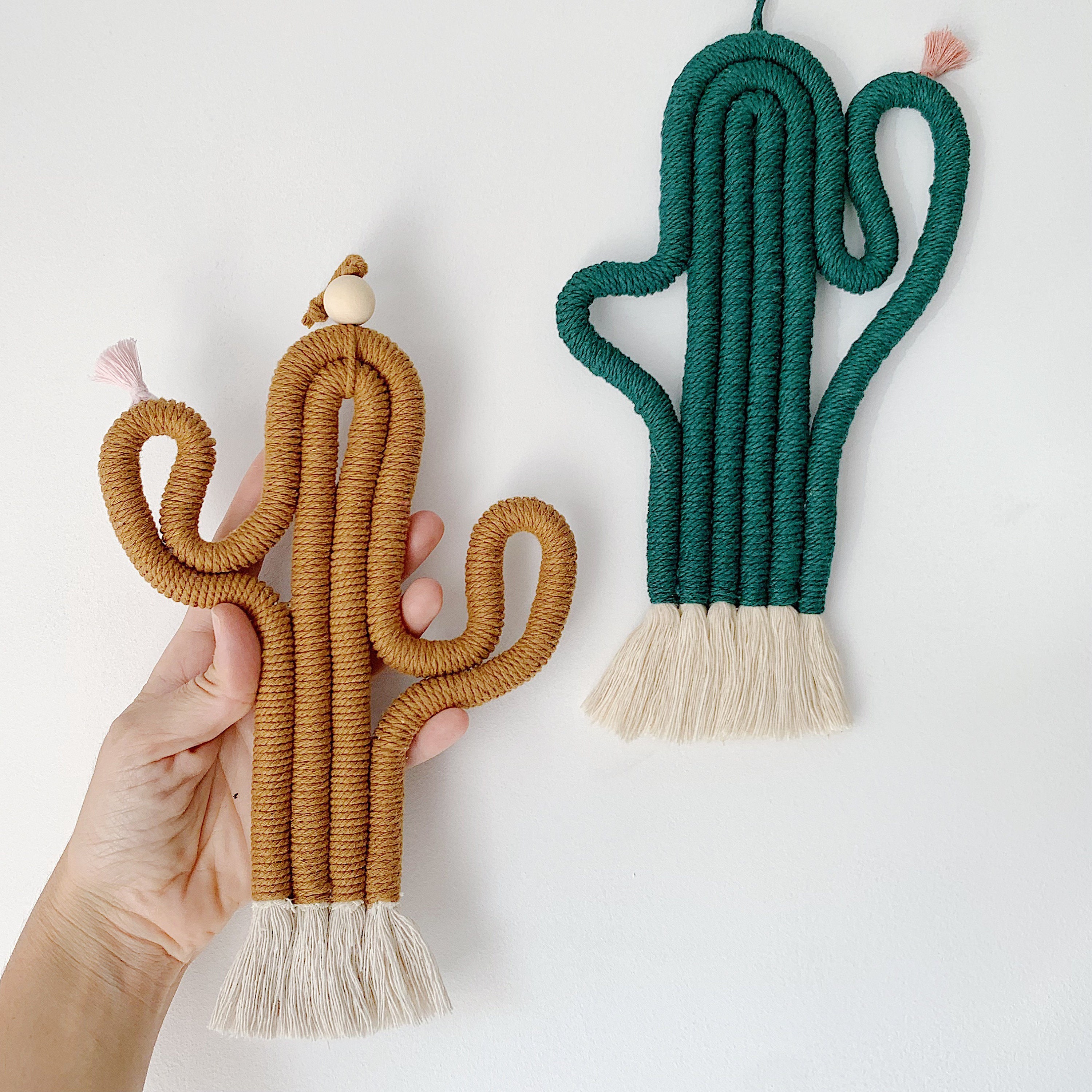 Cactus en Coton avec Fleur, Objet de Décoration Macramé à Suspendre. Décoration Intérieur et Chambre