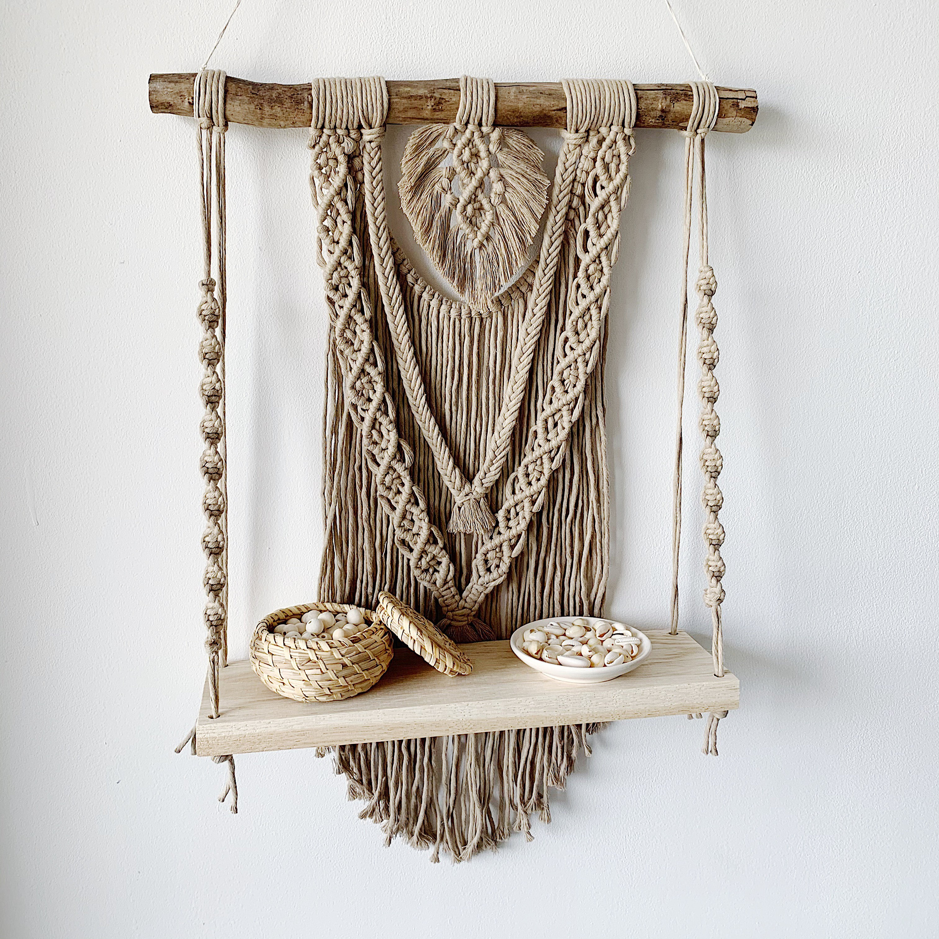 Décoration Tenture Murale en Macramé avec Étagère Boho Coton Naturel Couleur Terracota. Étagère à Su