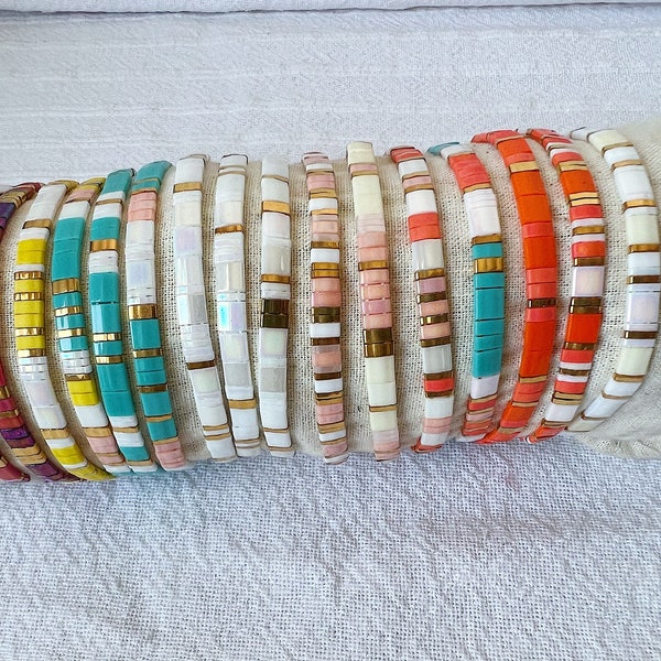 Buntes „Miyuki“-Armband mit flacher Perle für den Sommer – verstellbarer Boho-Hippie-Chic-Schmuck – vergoldete goldene Perle.