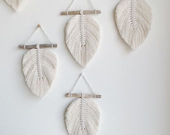 Decoration small feather in BOHO macramé in natural cotton on driftwood. Feathers to hang on the wall. Modern art macramé decoration wedding