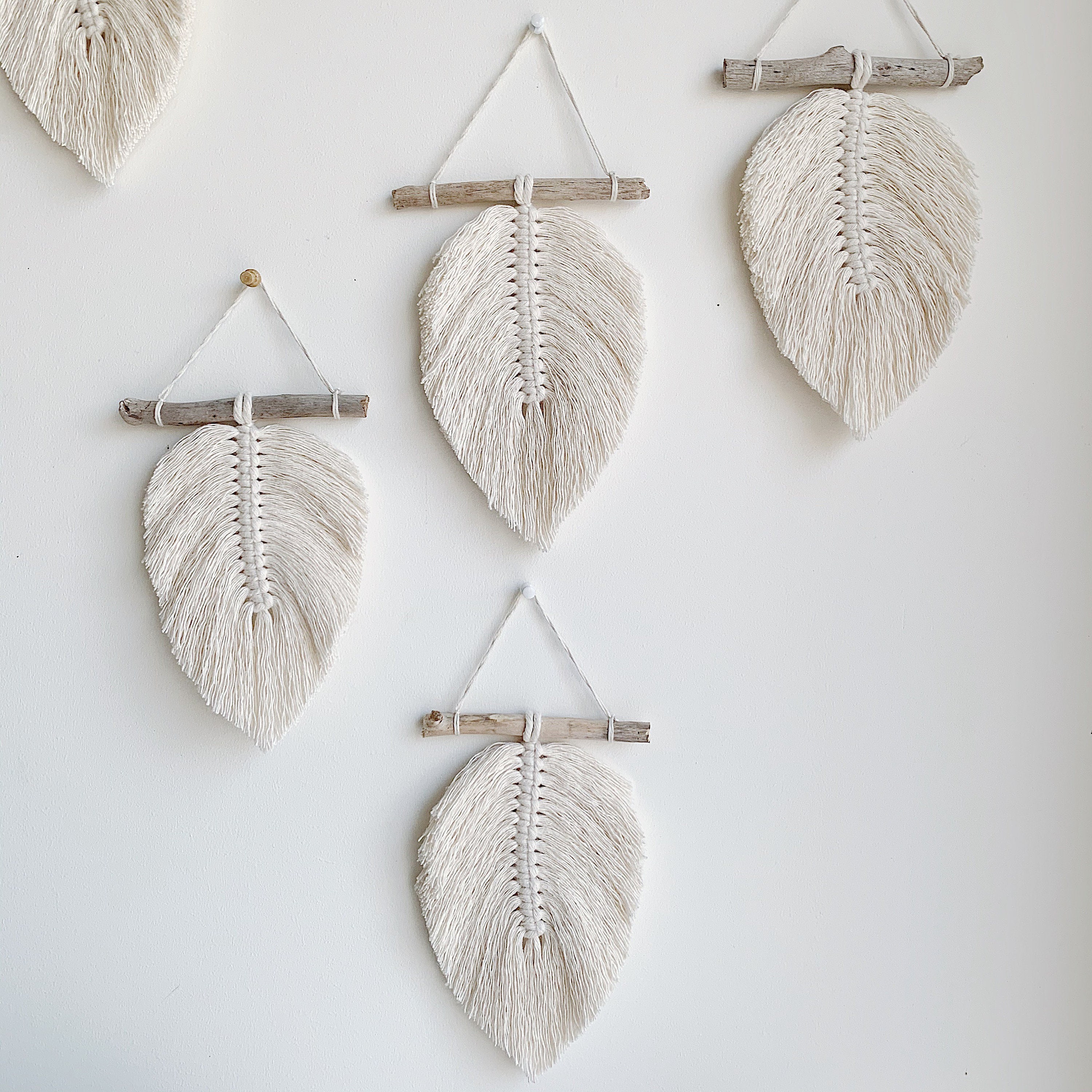 Décoration Petite Plume en Macramé Boho Coton Naturel sur Bois Flotté. Plumes à Suspendre Au Mur. Mo