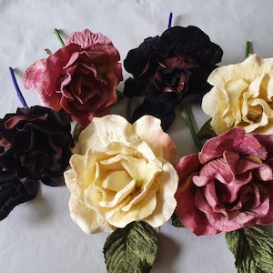 Grandes Rosas De Veludo. Flores de veludo. Folhas de veludo. Flores de chapelaria. Coroas de flores. Fornecimento de chapelaria. Chapelaria vintage.