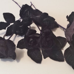 7 x Black Roses with leaves Halloween wreath, bouquets