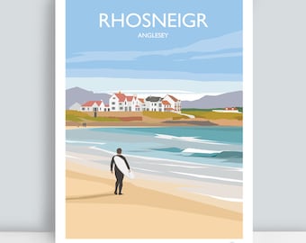 Pode incluir: Uma ilustração colorida de uma cena de praia com um surfista caminhando na areia com uma prancha de surf. O texto "RHOSNEIGR ANGLESEY" está no topo da imagem.