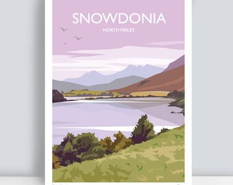 Op de afbeelding: Een illustratie van een paars en groen landschap met bergen op de achtergrond en een meer op de voorgrond. De tekst "SNOWDONIA NORTH WALES" staat bovenaan de afbeelding.