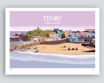 Pode incluir: Uma ilustração colorida de Tenby, Pembrokeshire, País de Gales. A imagem mostra uma cidade costeira com edifícios coloridos, uma praia de areia e barcos na água. O texto "Tenby, Pembrokeshire" está escrito em letras brancas sobre um fundo roxo.