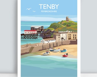 Pode incluir: Uma ilustração colorida de Tenby, Pembrokeshire, País de Gales. A imagem mostra uma cidade costeira com um píer, barcos e um castelo no topo de uma colina. O texto "Tenby, Pembrokeshire" está impresso em branco sobre um fundo azul.