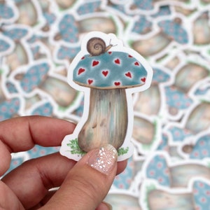 Autocollant de champignon petits coeurs avec escargot