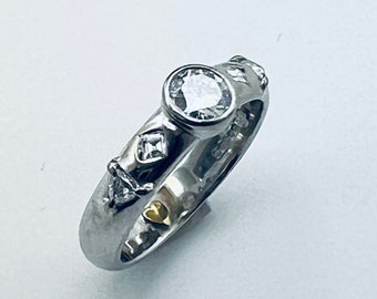 18ct White gold beautiful diamond ring.