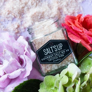Flocons de sel roses cristallins I Sels gastronomiques | Pot en verre de 50 g / 1,76 oz | 100 % sel gemme | Croustillant et salé