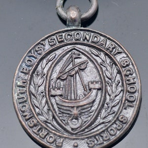 Medalla vintage de la escuela secundaria de niños de Portsmouth