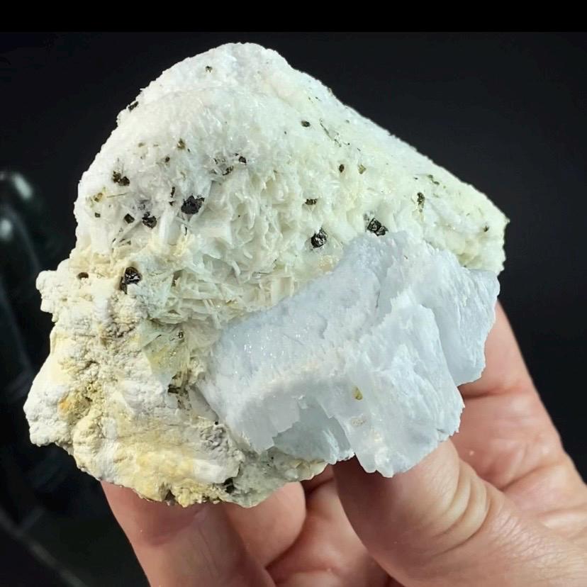 【Z21103】アクアマリン Etched Aquamarine Crystal Cluster With Tourmaline on Feldspar