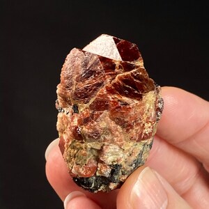 11,30 CT KUNZITE rose fluorescent avec étiquette intérieure tourmaline
