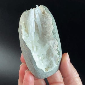 Cristaux de scolécite rayonnants dans une poche de géode de basalte garnie d'apophyllite et de mordénite