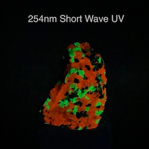 EIN (1) New Jersey Willemit, Calcit und Franklinit Specimen - fluoreszierend