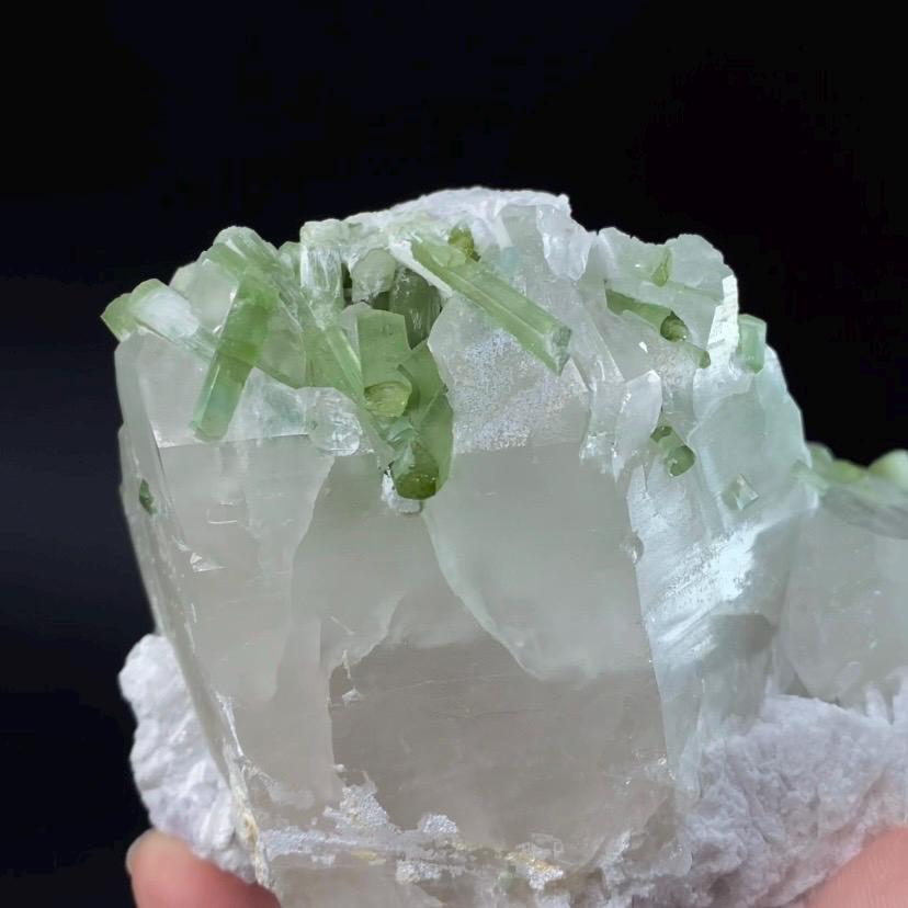 水晶に埋め込まれたレピドライト入りグリーントルマリン結晶、ラグマン