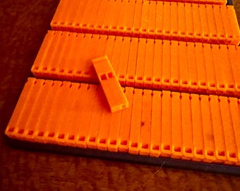 100 silbatos pequeños (los colores varían)