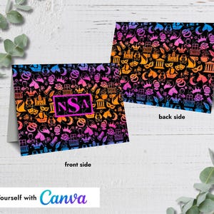 Puede incluir: Tarjeta de felicitación de doble cara con un fondo negro y un patrón repetido de iconos coloridos con temática de carnaval. La parte delantera presenta las iniciales "NSA" en un cuadro rosa. La parte trasera muestra el mismo patrón. Las palabras "Edit Yourself with Canva" están en la parte inferior.