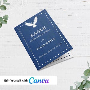 Könnte beinhalten: Eine marineblaue Einladung mit weißem Text und Sternakzenten. Der Text lautet "EAGLE Celebration of Honor für TYLER WHITE Samstag, 22. Juni 20XX" mit einer Adlergrafik. Unten links steht "Edit Yourself with Canva".