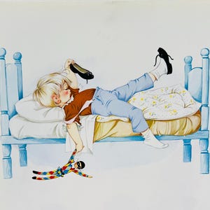 Könnte beinhalten: Eine bunte Illustration eines Jungen im Bett mit einem Schuh an und einem Schuh aus. Der Junge hält eine Spielpuppe. Der Text "Diddle, Diddle, Dumpling" befindet sich unter dem Bild. Der Text "Diddle, diddle, dumpling, my son John Went to bed with his trousers on; One shoe off, and one shoe on, Diddle, diddle, dumpling, my son John." befindet sich unter dem Text.