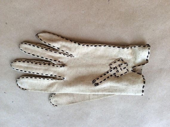 Gorgeous deer skin gloves with top-stitching, min… - image 1