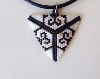 Χειροποίητο κρεμαστό με χάντρες /Handmade beaded peyote triangle pendant