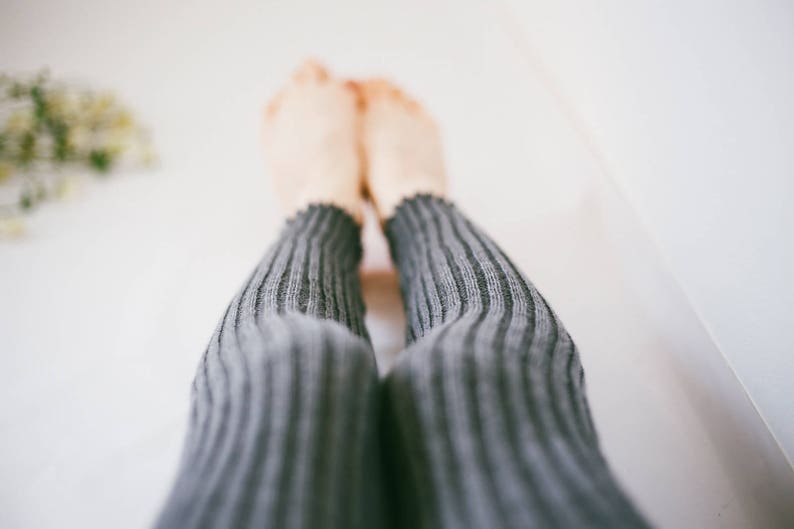 Dark grey ribbed leggings.