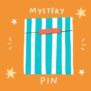 Puede incluir: Un fondo naranja con las palabras "MYSTERY PIN" en blanco. Un cuadrado con rayas verticales azules y blancas en el centro, con un rectángulo rojo y una línea negra. Hay ilustraciones de estrellas y destellos amarillos.