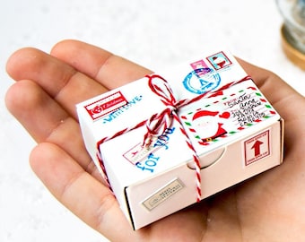 Mini pacchetto postale di Natale. Imballaggio del pacco postale in miniatura. Confezione regalo di Natale. Regalo personalizzato. Sorpresa in miniatura.