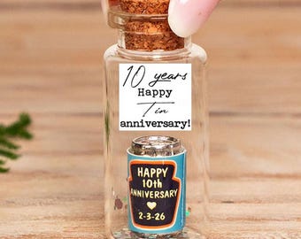 Cadeau voor jullie 10-jarig jubileum in een blikken doosje – Miniflesje met gepersonaliseerde namen en datum, foto, gepersonaliseerd aandenken voor tien jaar voor je vriend of als huwelijksgeschenk