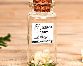 Ivoren huwelijksgeschenk voor het 14-jarig jubileum – Miniatuur olifantje bedeltje & gepersonaliseerd portret, persoonlijk huwelijksherinnering voor hem of haar, imitatie ivoor, 14 jaar