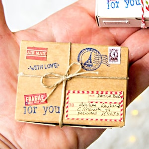 Imballaggio del pacco postale in miniatura. Packaging per messaggio in bottiglia. Regalo personalizzato. Sorpresa in miniatura. Romantico.