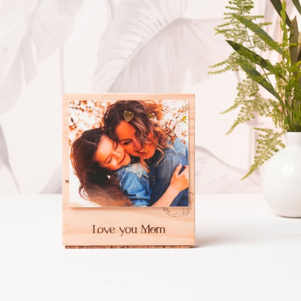 Personalized Wooden Frame for Mom Dad Family, Magnetized Photo Gift Engraved Name Engraved Message, Solid Wood, Custom Text, Exchanged Photo