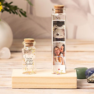 Vous allez être grand-mère/grands-parents/... Art pour chambre d'enfant, Cadeau avec photos, Lot de deux bouteilles et socle en bois. Carte bébé.