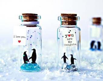 You are My Penguin. Te quiero. Mensajes de amor.  Mensaje en una botella. Miniaturas. Regalo personalizado. Divertida postal.