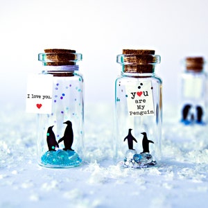 Du bist mein Pinguin. Ich liebe dich. Liebesbotschaften. Flaschenpost. Miniaturen. Personalisiertes Geschenk. Lustige Postkarte. Bild 1